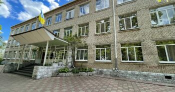 З бюджету по гривні — у Первомайській школі №11 за 5 договорами створювали безпечний простір для двох закладів