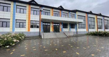 Який приклад відбудови показує Софіївська громада та що дивного є?